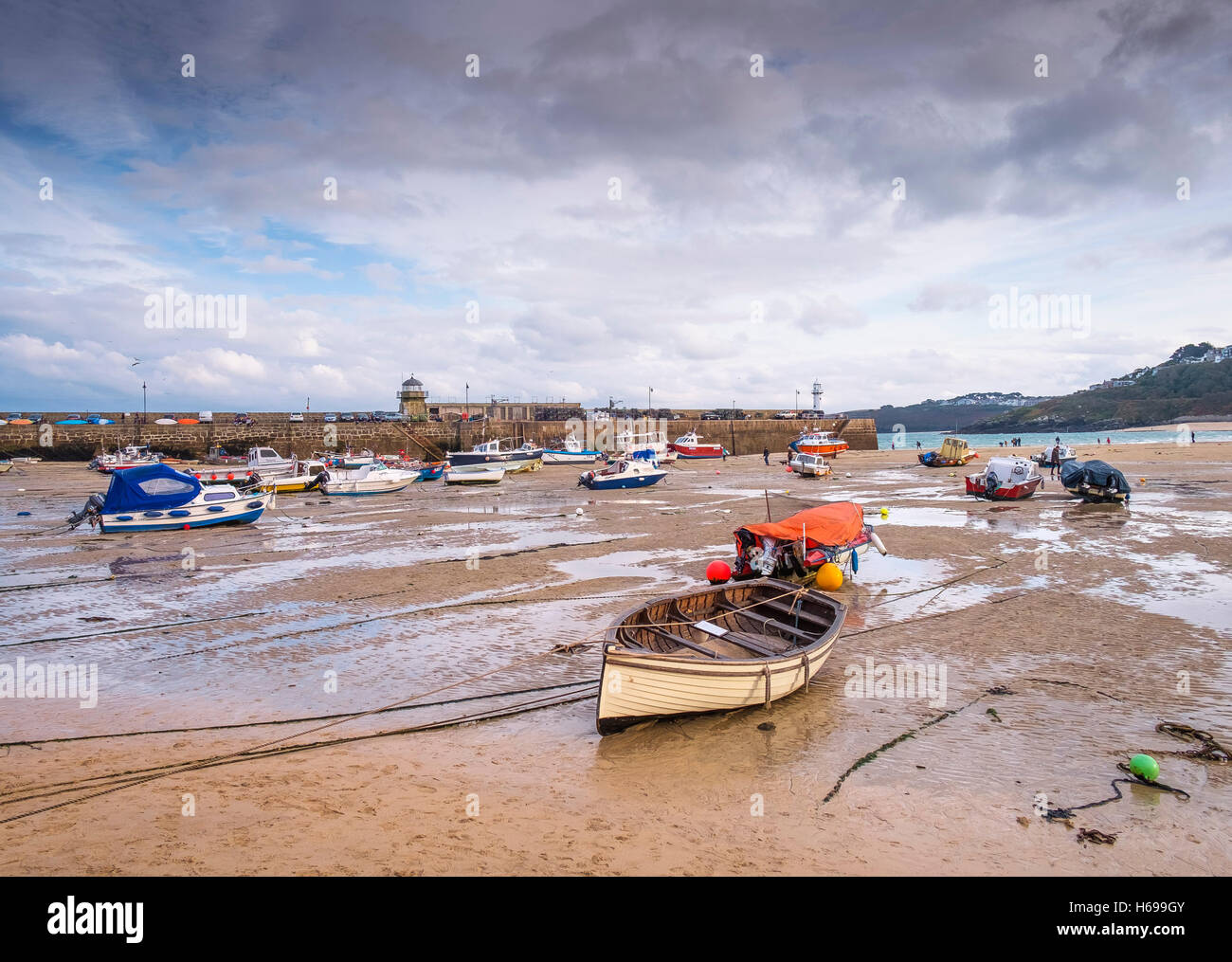Ebbe im Hafen von St Ives in Cornwall. Stockfoto