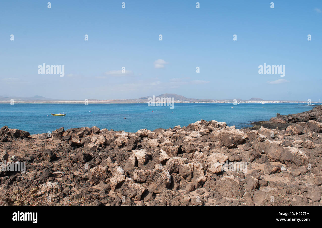 Fuerteventura: Corralejo Skyline mit den Volcan Bayuyo gesehen von Lobos Insel Stockfoto