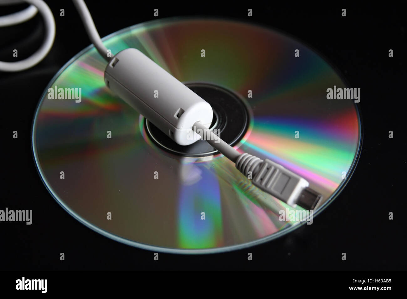 Computer-Media-Geräte. Compact Disc und USB-Kabel. Stockfoto