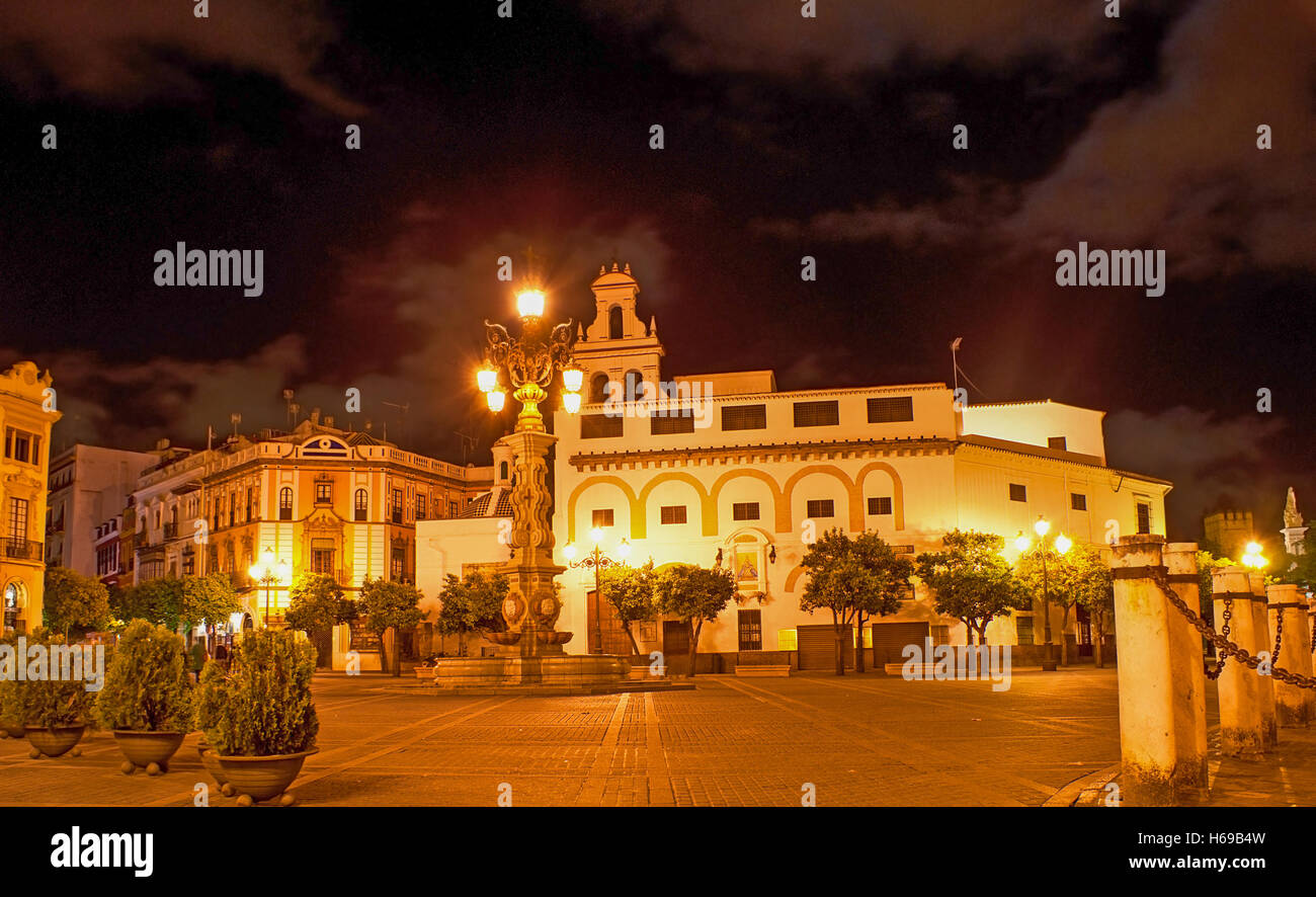 Der malerische Brunnen mit einem Laternenpfahl am Plaza del Triunfo neben Galeria Casa De La Provincia Stockfoto