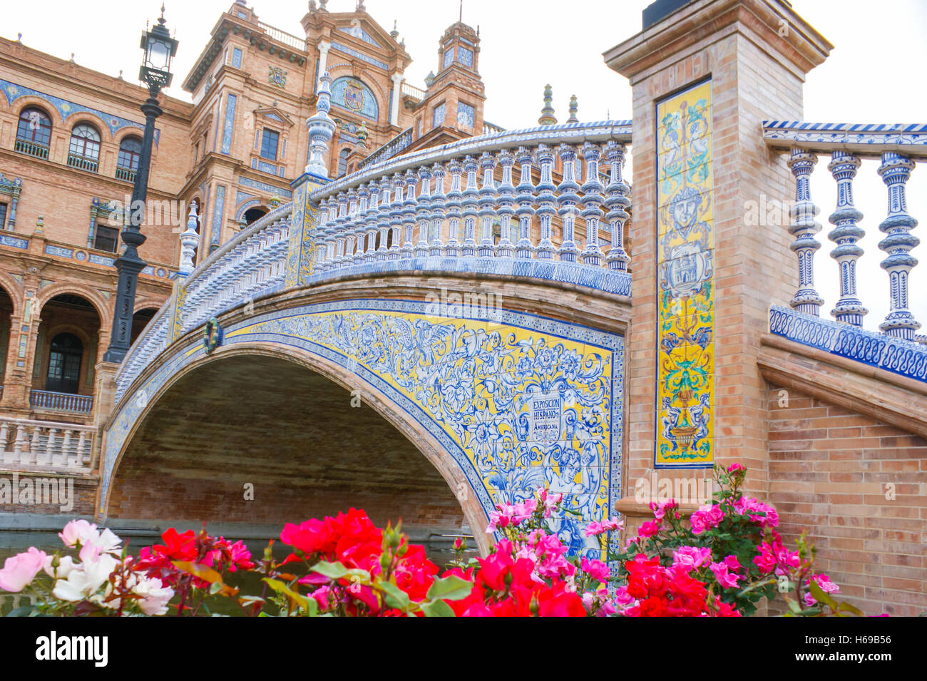 Die schöne Brücke befindet sich auf dem Platz von Spanien in Sevilla Stockfoto