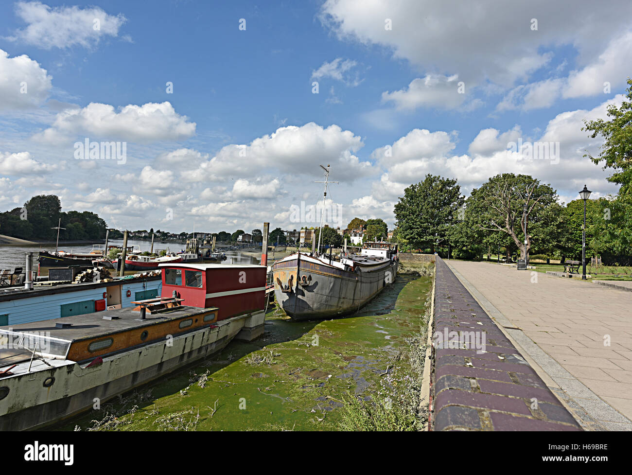 Thames Path mit Booten entlang des Flusses in Hammersmith angedockt. Stockfoto
