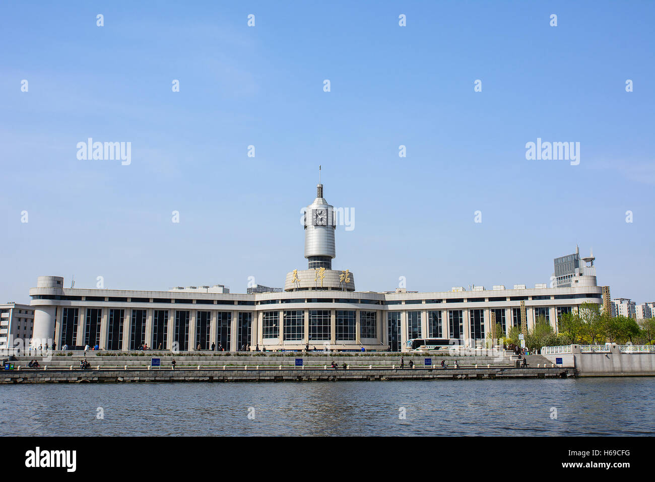 Tianjin, China - April 14,2016: Atmosphäre von Tianjin Bahnhof mit Menschen, beliebtes modernes Wahrzeichen in der Stadt Tianjin China. Stockfoto