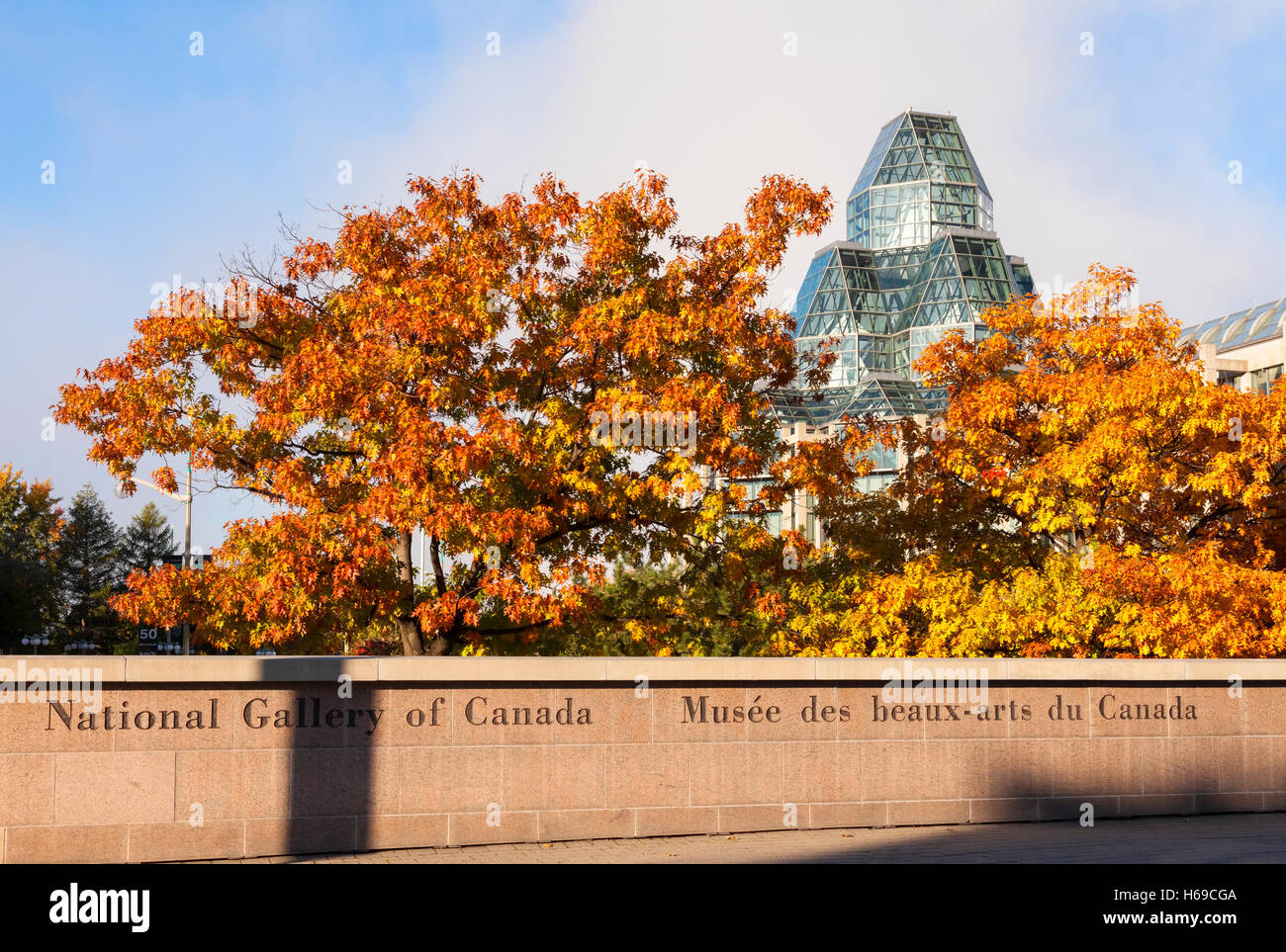 Die National Gallery of Canada mit Herbstlaub und das Zeichen für die Galerie im Vordergrund. Ottawa, Ontario, Kanada. Stockfoto