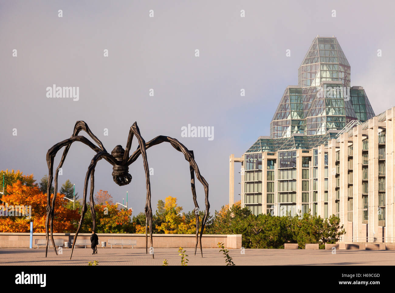 Die National Gallery of Canada und die Maman (Skulptur) in Ottawa, Ontario, Kanada. Stockfoto