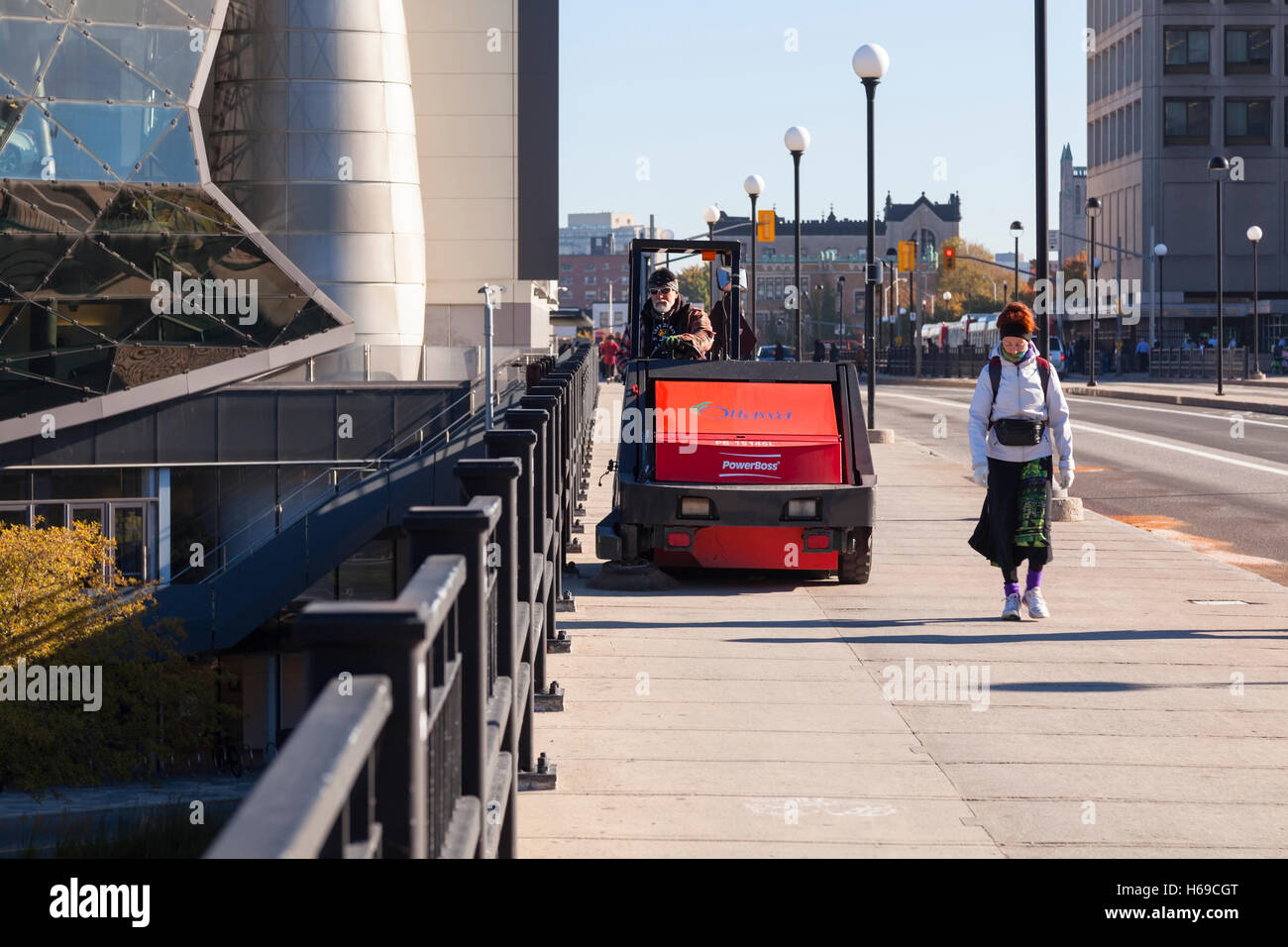 Ein Stadt-Arbeiter Reiten eine Bürgersteig Kehrmaschine in der Innenstadt von Ottawa, Ontario, Kanada. Stockfoto
