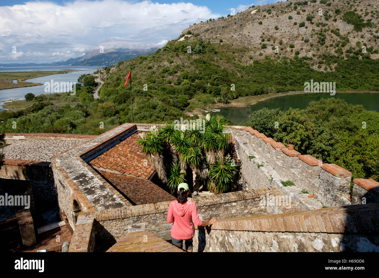 Lindblad Expeditions Gast erkundet die venezianische Burg bei Butrint, ein UNESCO-Weltkulturerbe auch bekannt als alte gesamte Stockfoto