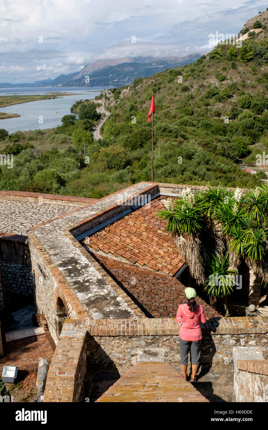 Lindblad Expeditions Gast erkundet die venezianische Burg bei Butrint, ein UNESCO-Weltkulturerbe auch bekannt als alte gesamte Stockfoto