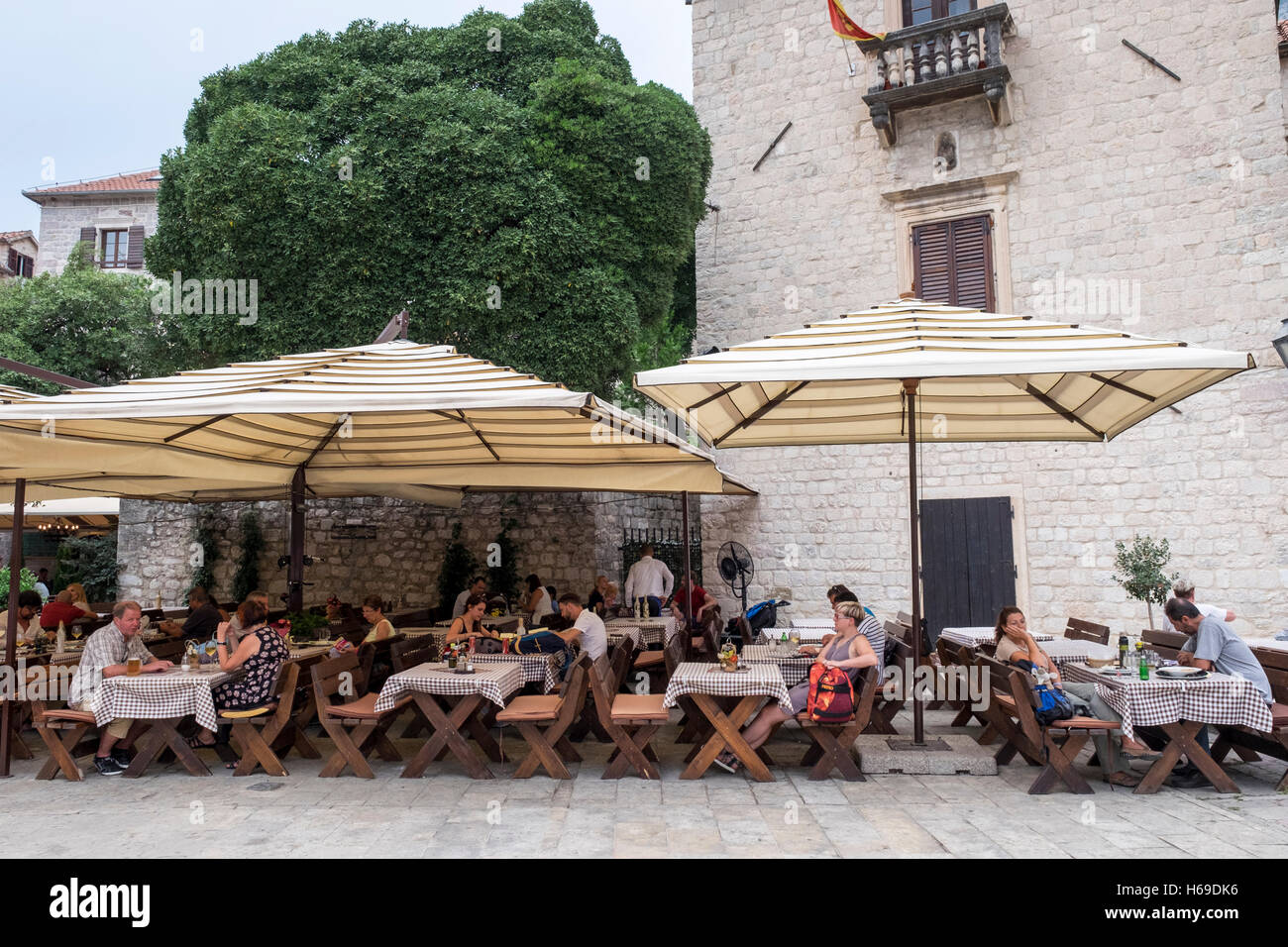 Pjaca Sv Triuna oder Plaza St. Tryphon, ist ein beliebter Ort zum Essen in Straßencafés in der Stadt von Kotor, Montenegro, am Koto Stockfoto