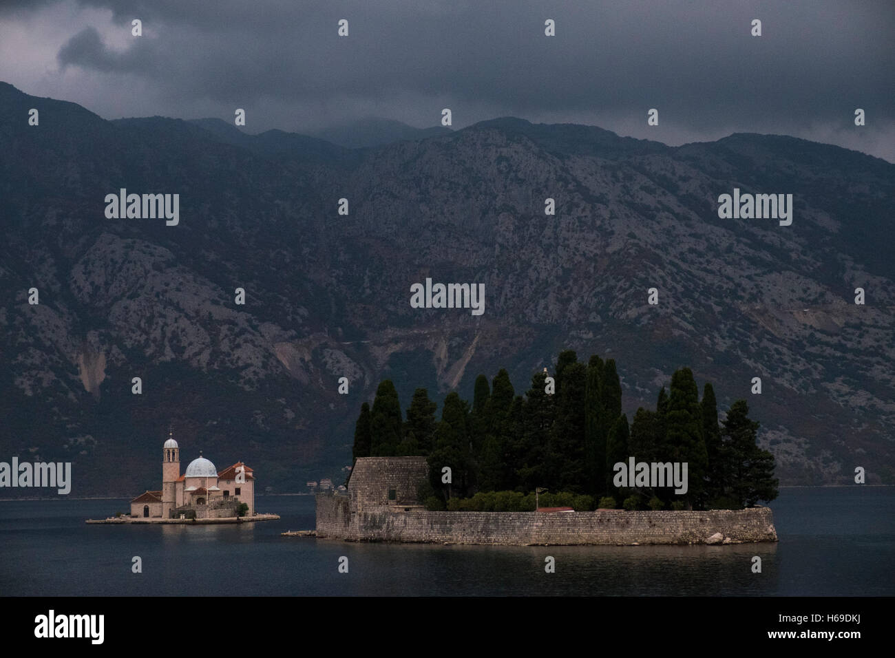 Die beiden kleinen Inseln unserer lieben Frau von den Felsen und St.-Georgs Insel in der Abenddämmerung in der Bucht von Kotor in der Nähe von Perast, Montenegro. Stockfoto