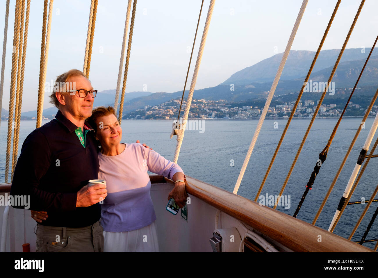 Lindblad Expeditions Gäste beobachten Sie den Sonnenaufgang von der S.Y Sea Cloud an der Adria in der Nähe von Kotorfjord in Montenegro. Stockfoto
