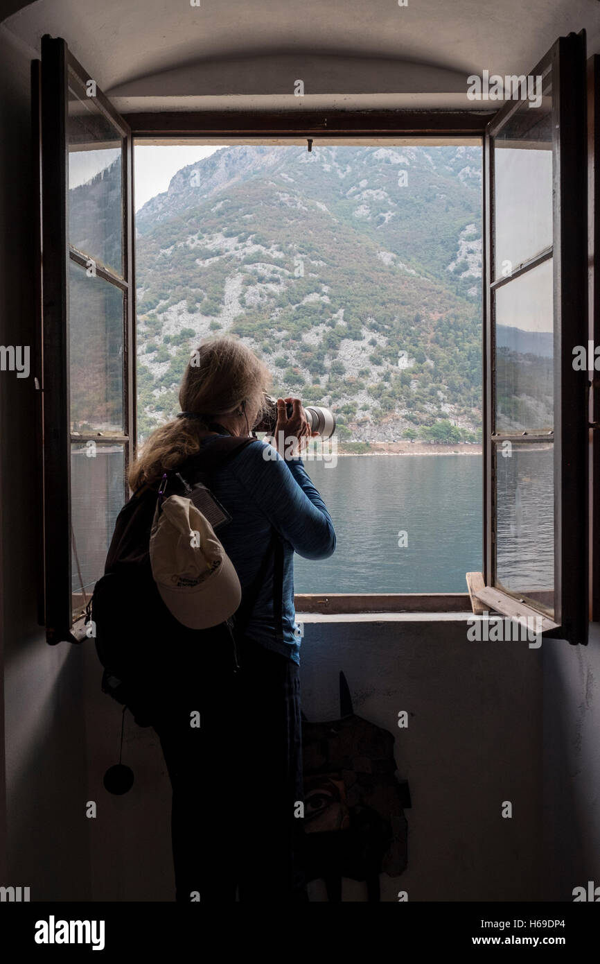 Eine Lindblad Expedition Gast Fotographien aus dem Fenster des Museums auf der kleinen Insel in der Bucht von Kotor in der Nähe von Perast, Montenegro, Stockfoto