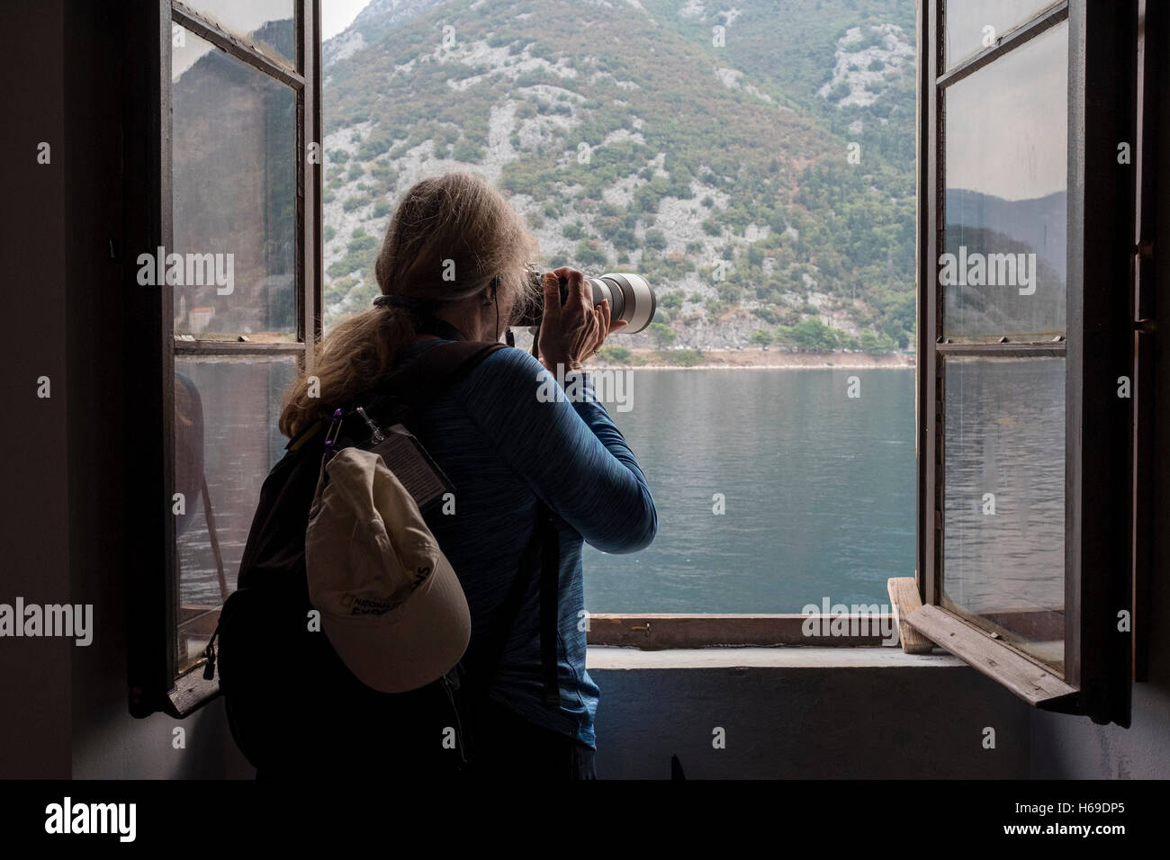 Eine Lindblad Expedition Gast Fotographien aus dem Fenster des Museums auf der kleinen Insel in der Bucht von Kotor in der Nähe von Perast, Montenegro, Stockfoto