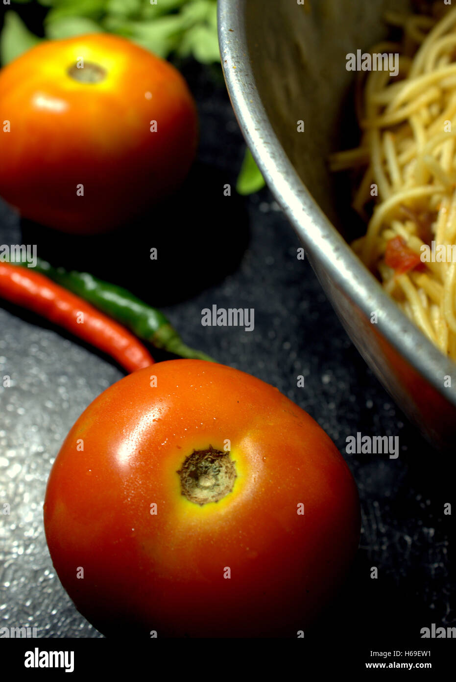 Tomaten mit grünen und roten kühl und Chow-min Stockfoto