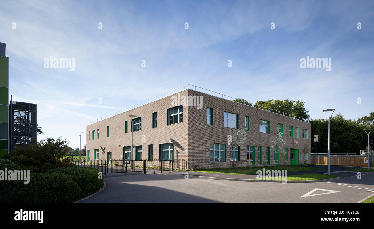 Seitlicher Blick auf Gebäude im Kontext. Tiger-Grundschule, Maidstone, Großbritannien. Architekt: Jestico + verweilt, 2011. Stockfoto