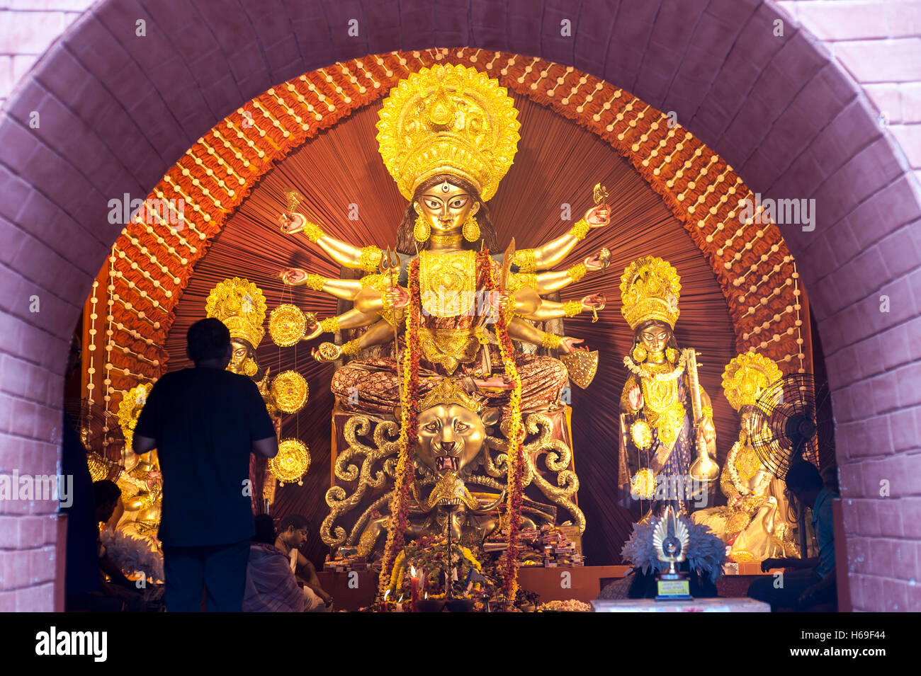 Anhänger verehren die goldene Farbe Göttin Durga auf Durga Puja im Kolkata West Bengal Indien Stockfoto