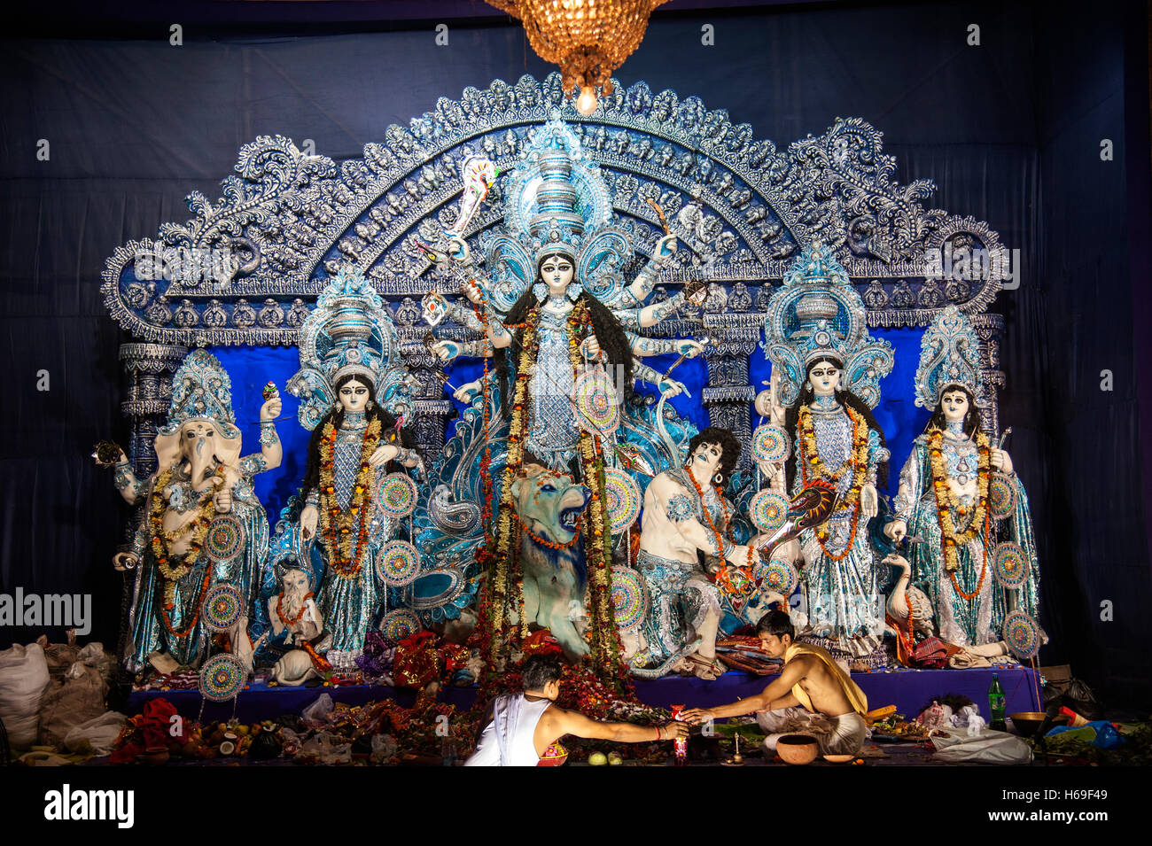 Anhänger, die Verehrung der Göttin Durga auf Bagbzaar Durga Puja im Kolkata West Bengal Indien Stockfoto