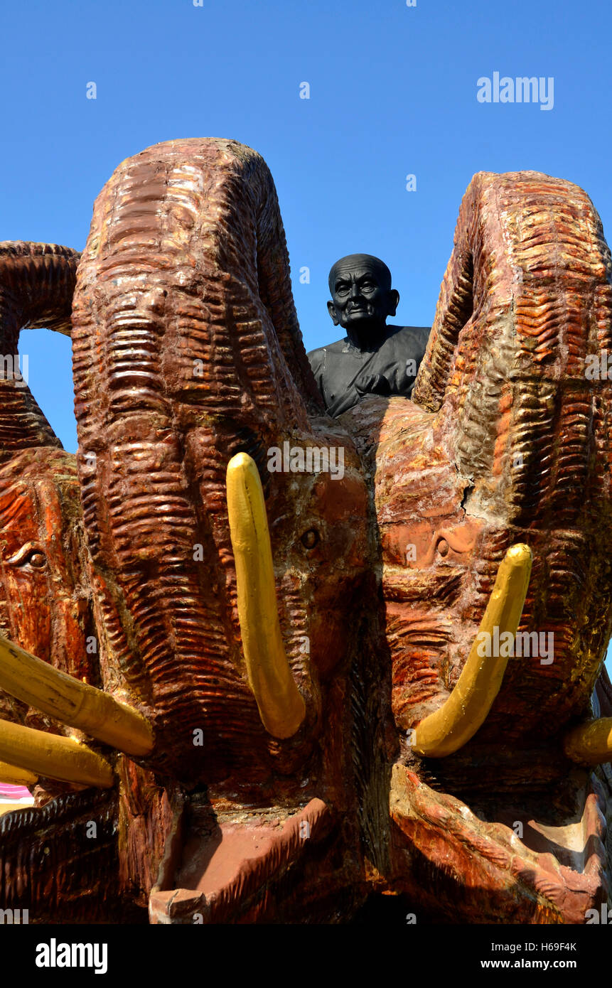 Elefant Bild und Statue Luang Phor Thuad black Buddha am Wat Huay Mongko, Hua Hin, thailand Stockfoto