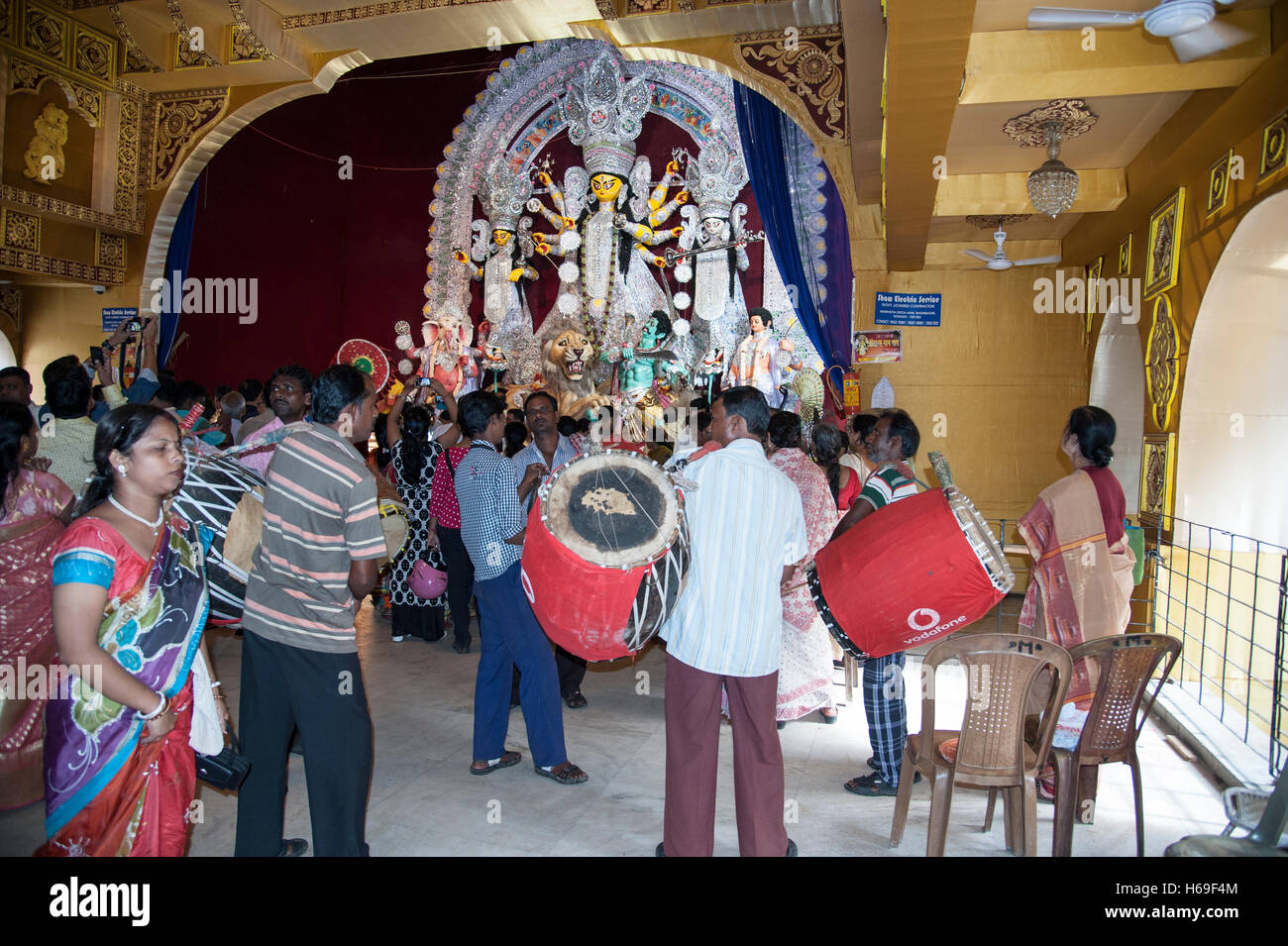 Anhänger, die Verehrung der Göttin Durga und Trommler beim Bagbzaar Durga Puja im Kolkata West Bengal Indien Stockfoto