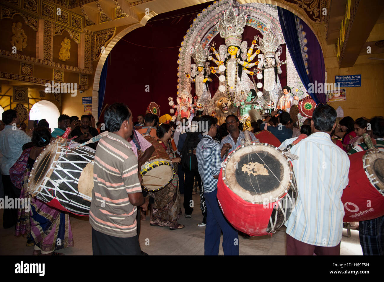 Anhänger, die Verehrung der Göttin Durga und Trommler beim Bagbzaar Durga Puja im Kolkata West Bengal Indien Stockfoto