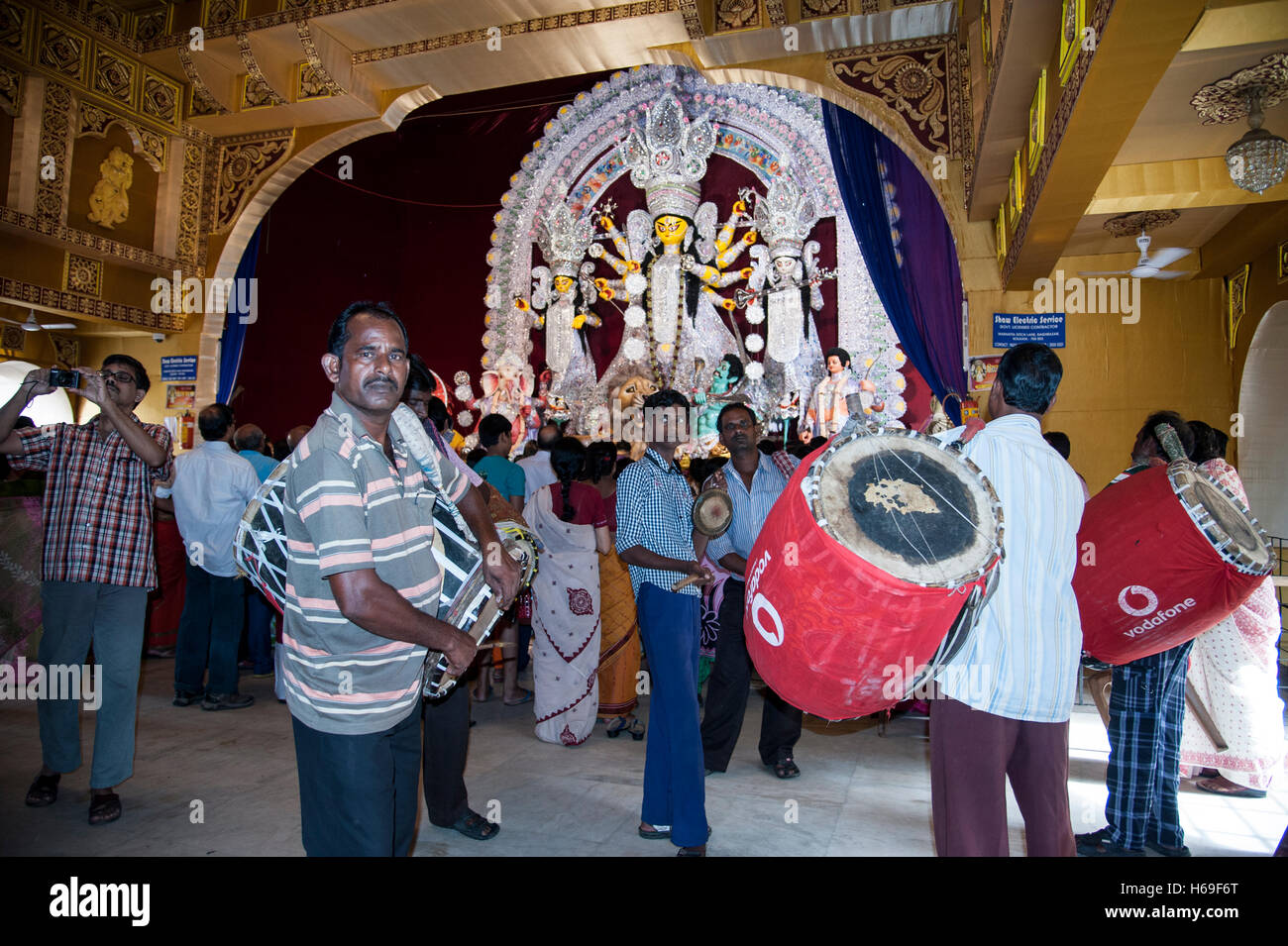 Anhänger, die Verehrung der Göttin Durga und Trommler erklingt, in Bagbzaar Durga Puja im Kolkata West Bengal Indien Stockfoto