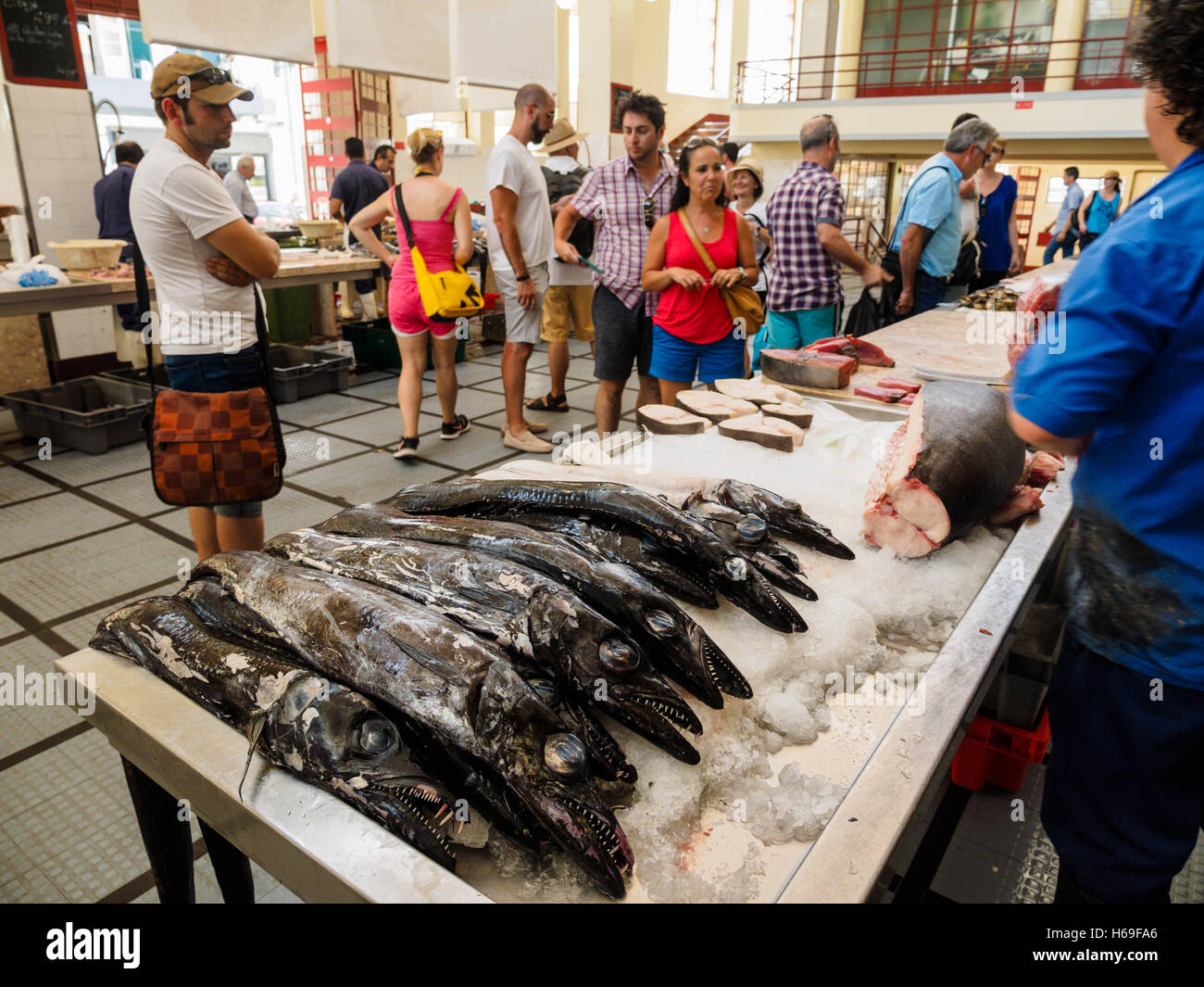 Schwarzer Degenfisch steht zum Verkauf in der Markthalle von Funchal auf der portugiesischen Insel Madeira Stockfoto