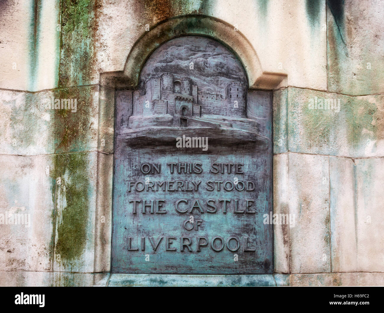 Plakette auf das 13. Jahrhundert Schloss von Liverpool und abgerissen im 18. Jahrhundert, wo das Victoria Monument steht, Liverpool, Merseyside, England Stockfoto