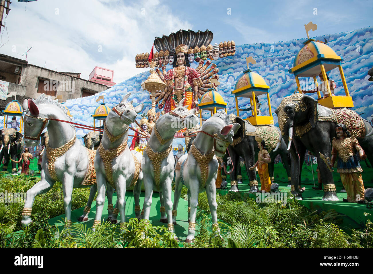 Idol von Krishnas universelle Form bei Nagar Basar Durga Puja im Kolkata West Bengal Indien Stockfoto