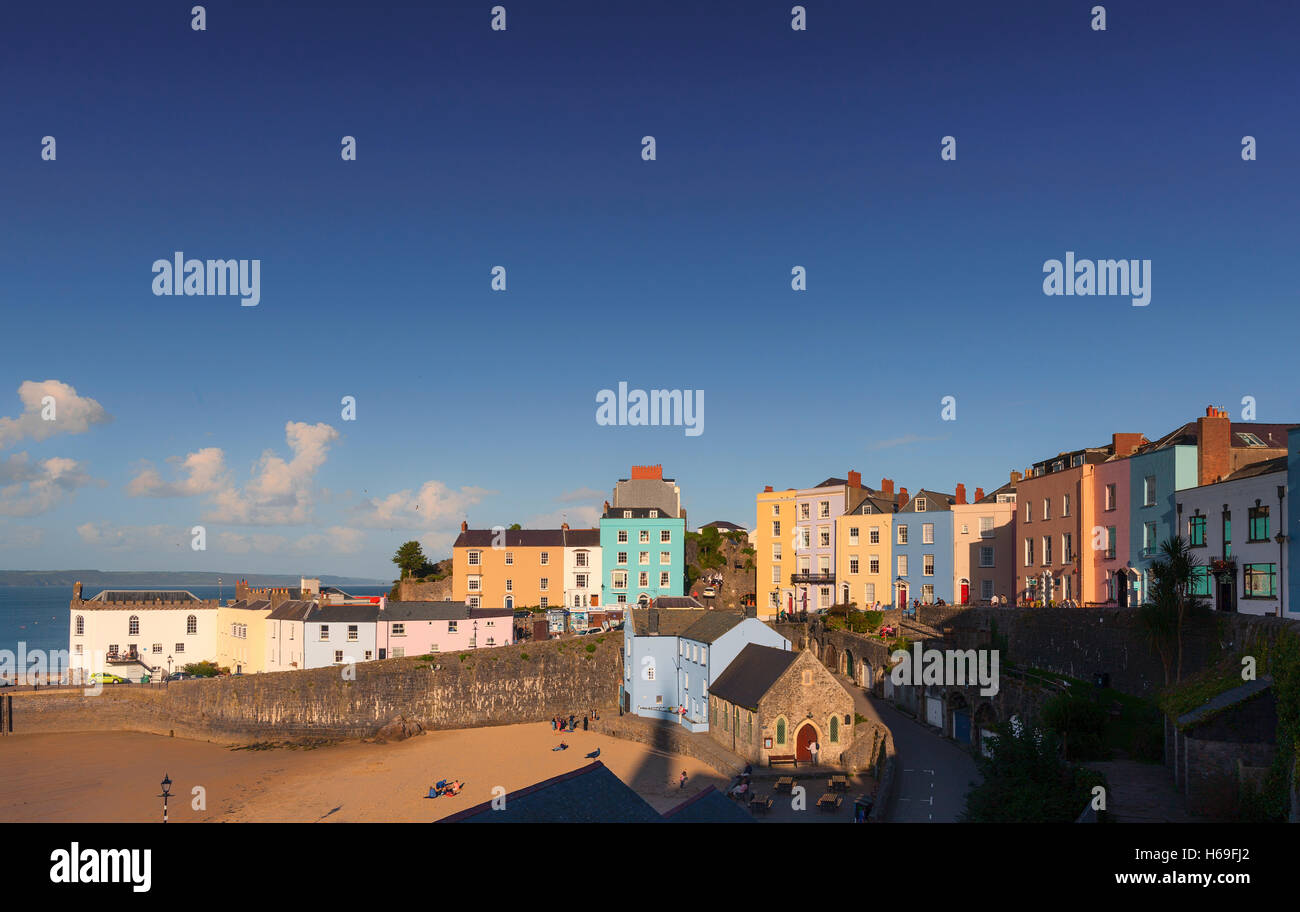 Der Hafen und die umliegenden Reihenhäuser in Tenby auf der westlichen Seite des West Carmarthen Bay, Pembrokeshire, Wales, UK Stockfoto