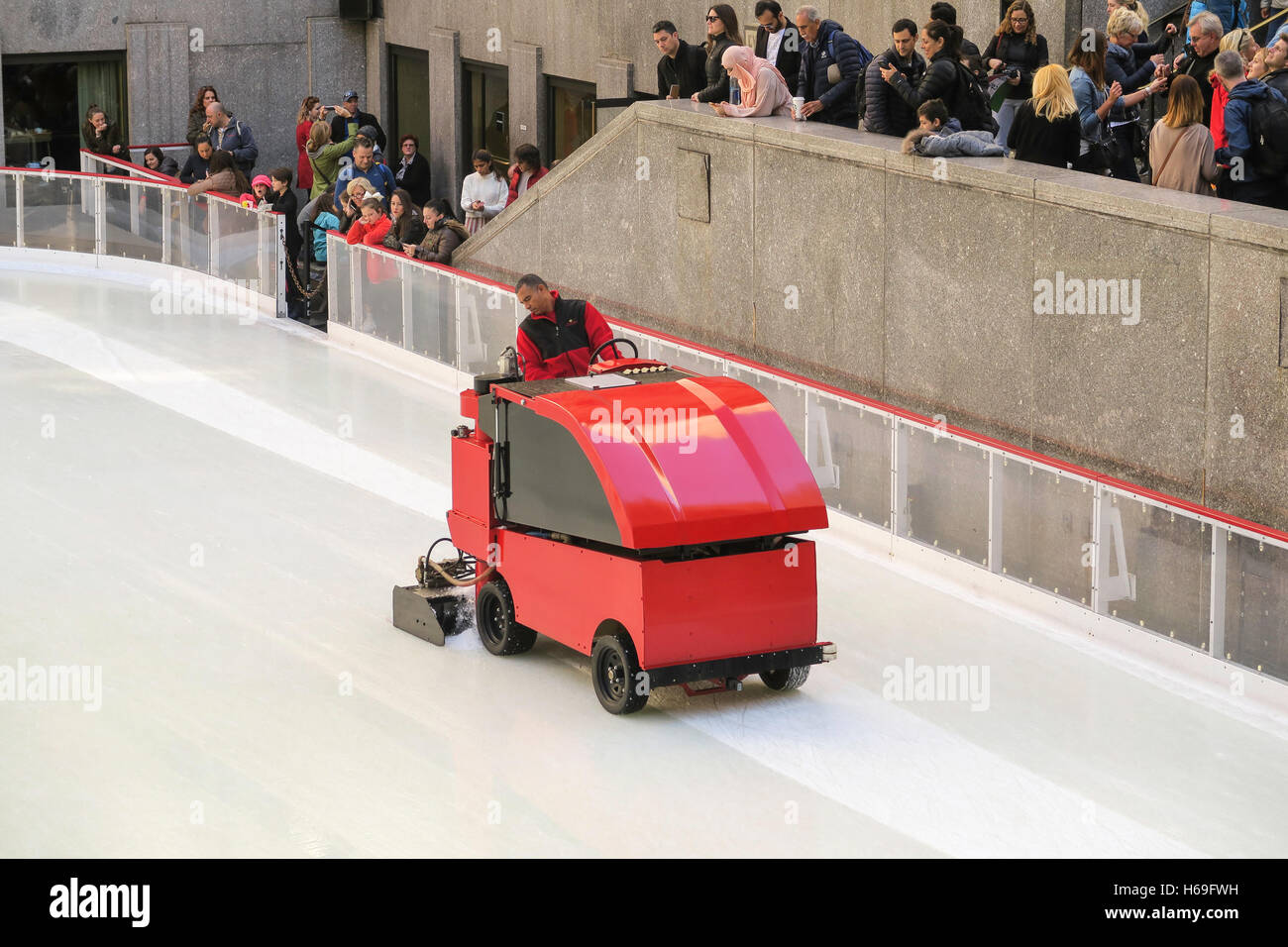 Zamboni-Maschine glätten Ice Skating Rink Rockefeller Center, NYC, USA Stockfoto