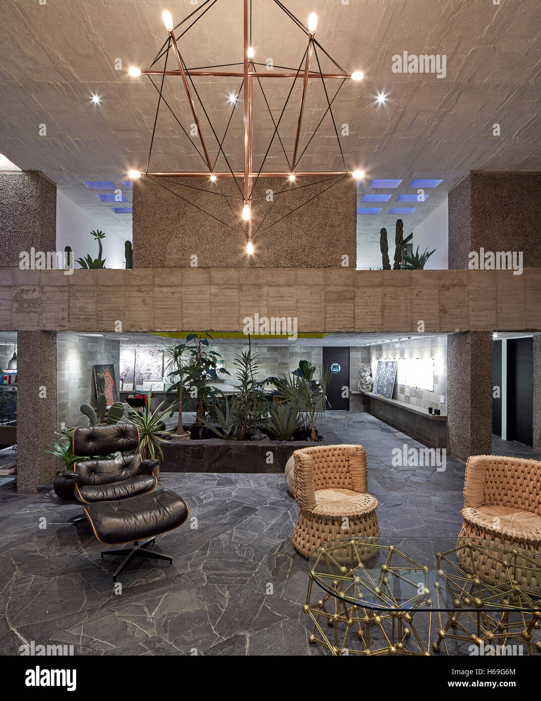 Seite Innenansicht am frühen Abend. Pedro Reyes Haus, Mexico City, Mexiko. Architekt: N/a, 2015. Stockfoto