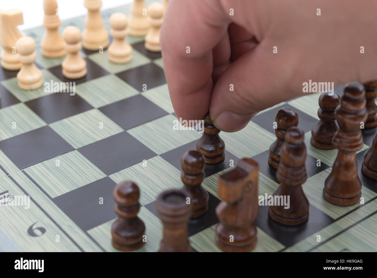 schwarzen Bauern vorwärts Schach Stockfoto