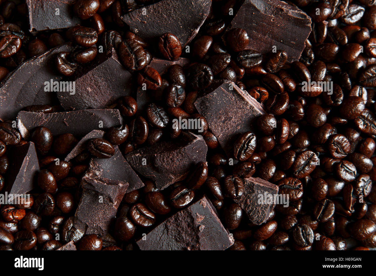 geröstete Kaffeebohnen mit schwarzer Schokolade closeup Stockfoto