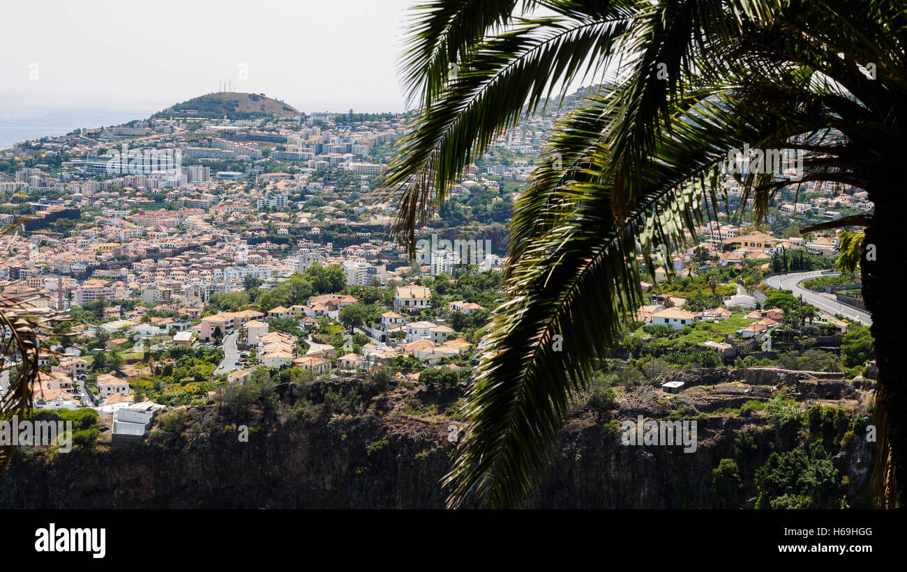 Ein Blick von der Madeira botanische Garten in Richtung Funchal auf der portugiesischen Insel Madeira Stockfoto