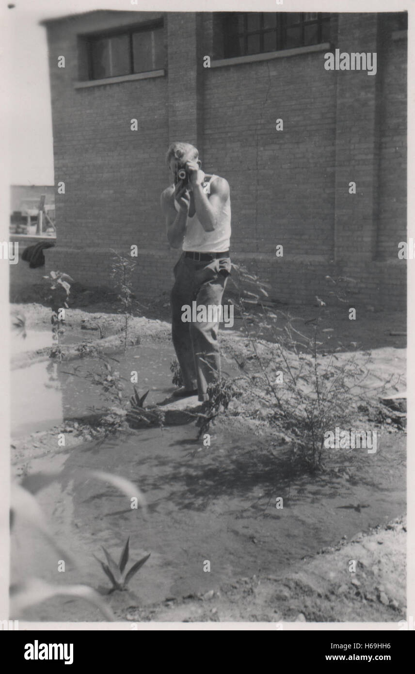 Britische Armee nicht identifizierte männliche Fotografen, die Fotos im Lager 10 Base Ordnance Depot Royal Army Ordnance Corps (RAOC) im Raum Geneifa Ismailia nahe dem Suez-Kanal 1952 in der Zeit vor Abzug britischer Truppen aus der Suez-Kanal-Zone und der Suez-Krise machen Stockfoto