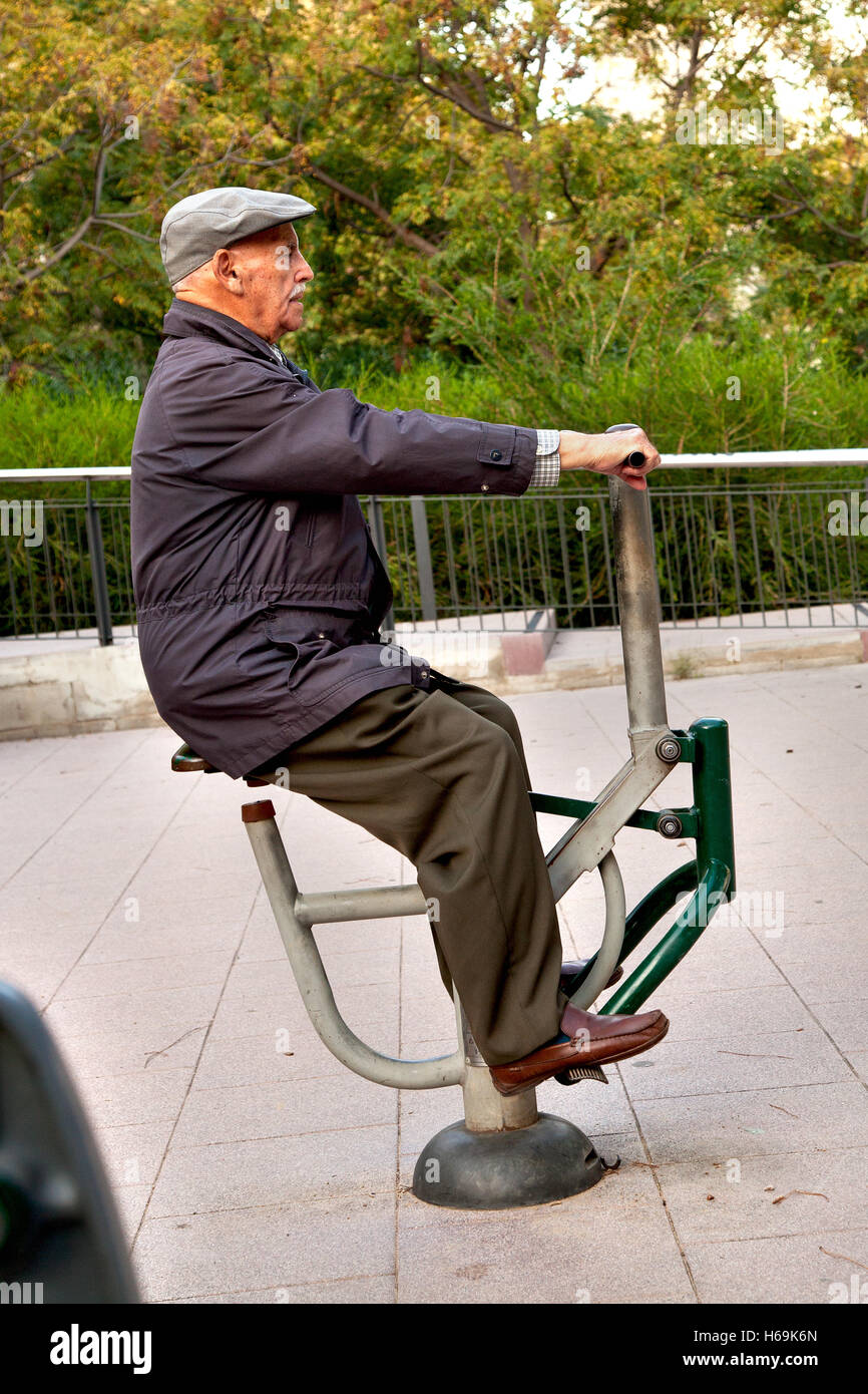 Alter Mann in einem Park, Barcelona trainieren. Stockfoto