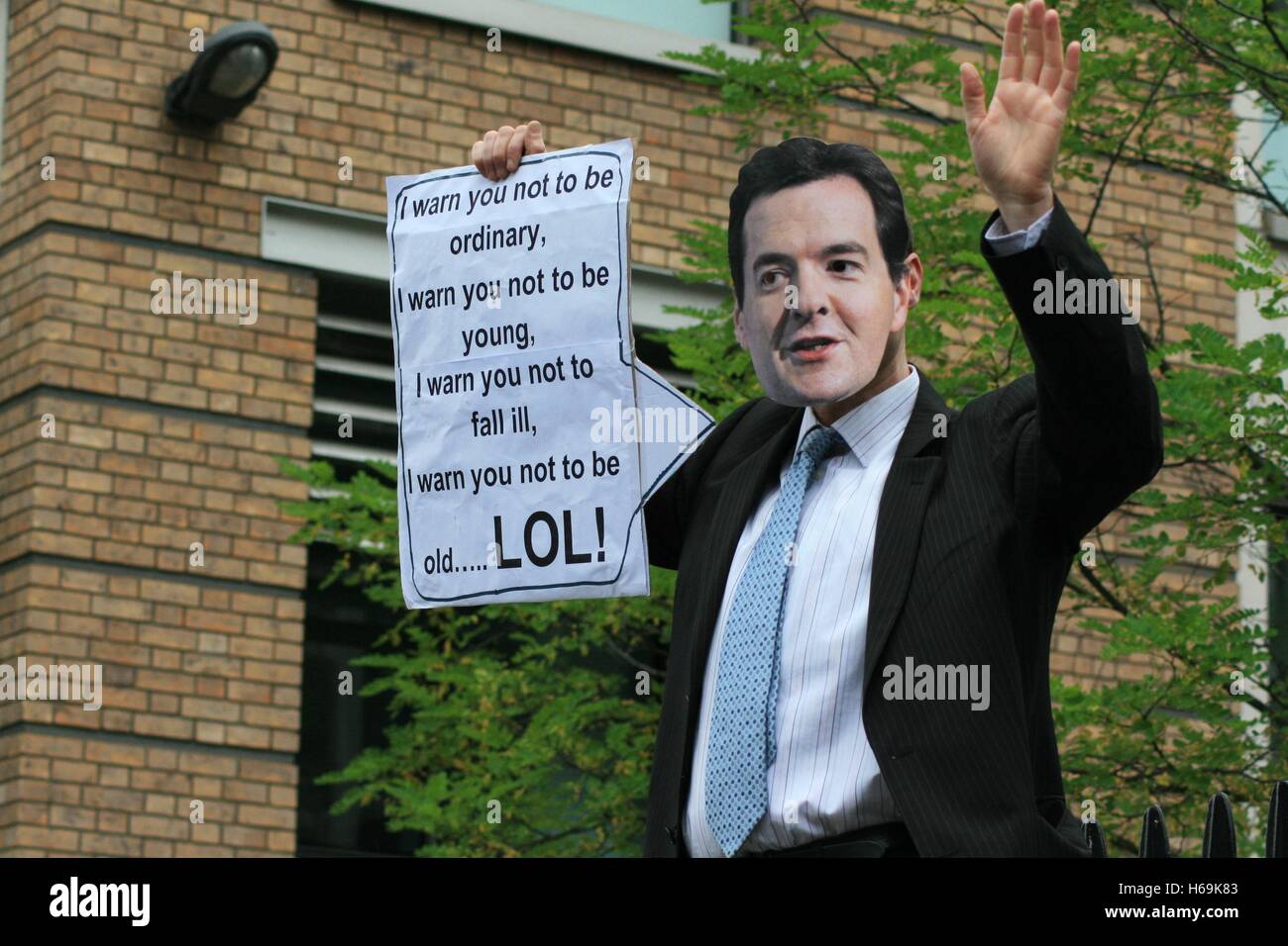 Ein Demonstrant gekleidet als der Kanzler des Finanzministeriums, George Osborne, Proteste mit Hunderten von Tausenden von anderen Demonstranten in der City of London gegen die Kürzungen der öffentlichen Ausgaben durch das Finanzministerium der konservativ-liberalen Koalition Regierung erlassen. Stockfoto