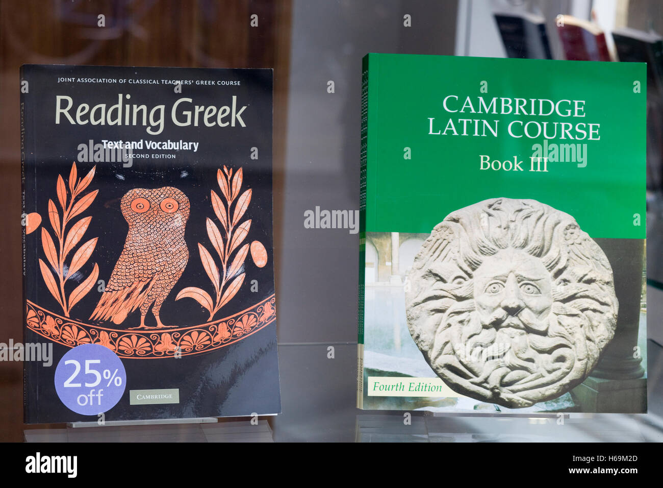 Bildung Bücher in einem Schaufenster "Cambridge Latin Course Book 3 Schülerheft" und "Reading Griechisch" Stockfoto
