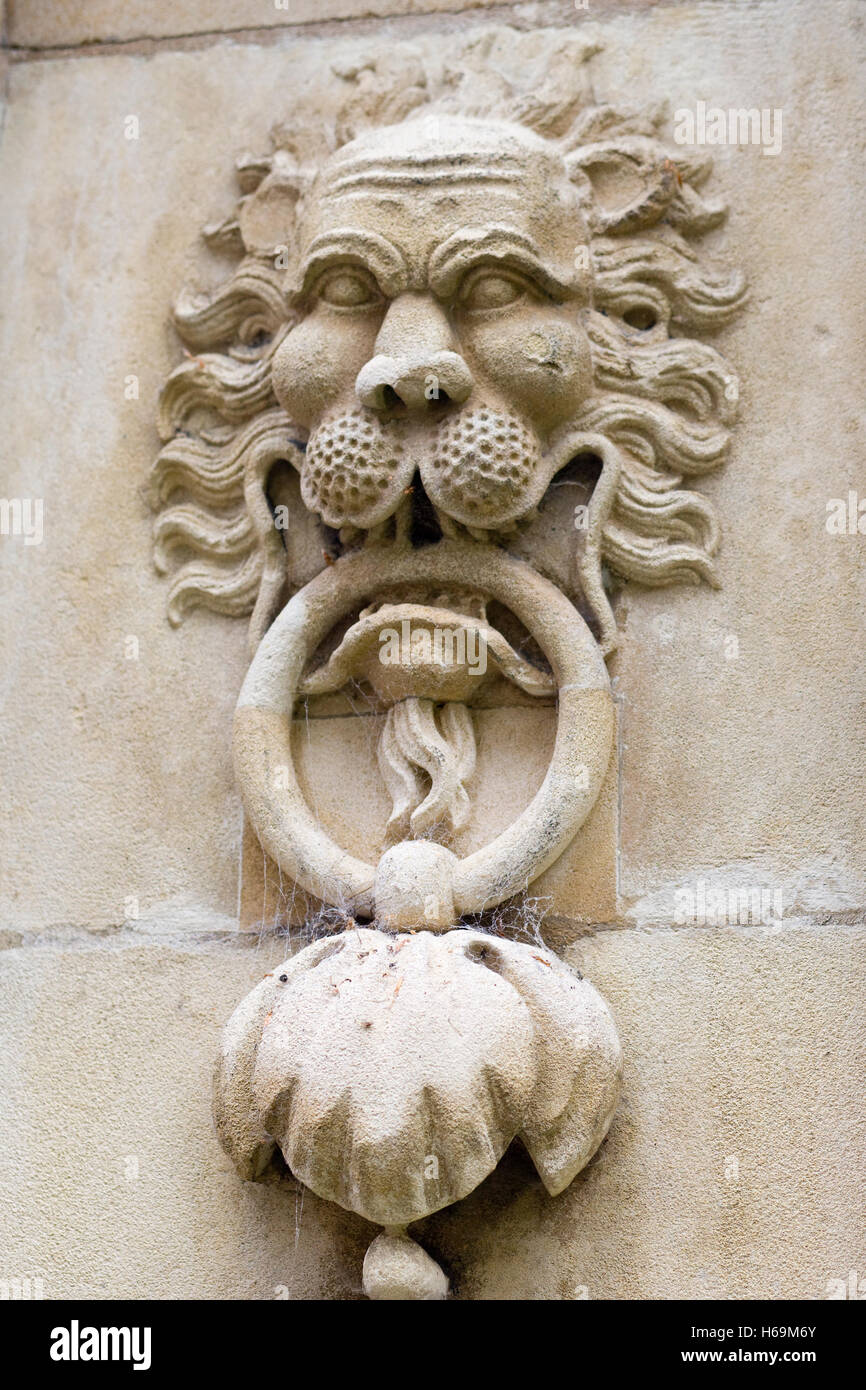 Löwen Kopf Gate Keeper Türklopfer aus Stein Stockfoto