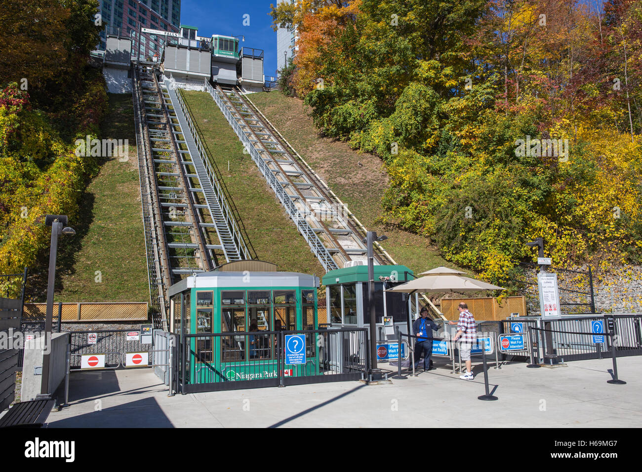 Ein Passagier präsentiert seine Fahrkarte an Bord der fällt Incline Railway Falls Incline Plaza in Niagara Falls, Ontario, Kanada. Stockfoto