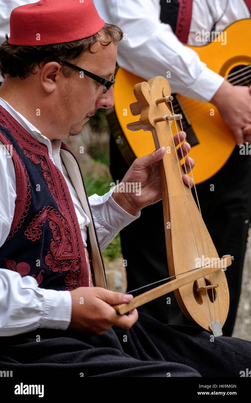 Kroatische "Klapa" Sängerinnen und Sänger aus Konavle genannt Klapa Ostro bei einer privaten Aufführung in das Dominikanerkloster in der alten Stadt von Dubrovnik, Kroatien. Stockfoto
