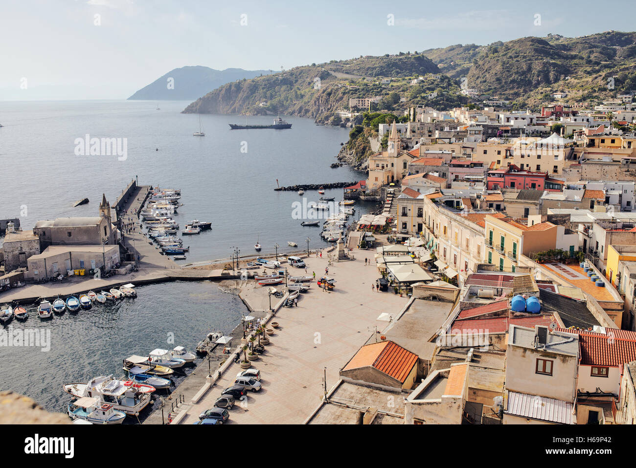 Lipari, Äolischen Inseln/Italien – 16. September 2016. Blick auf den Hafen von Lipari aus und Teil der Stadt. Stockfoto