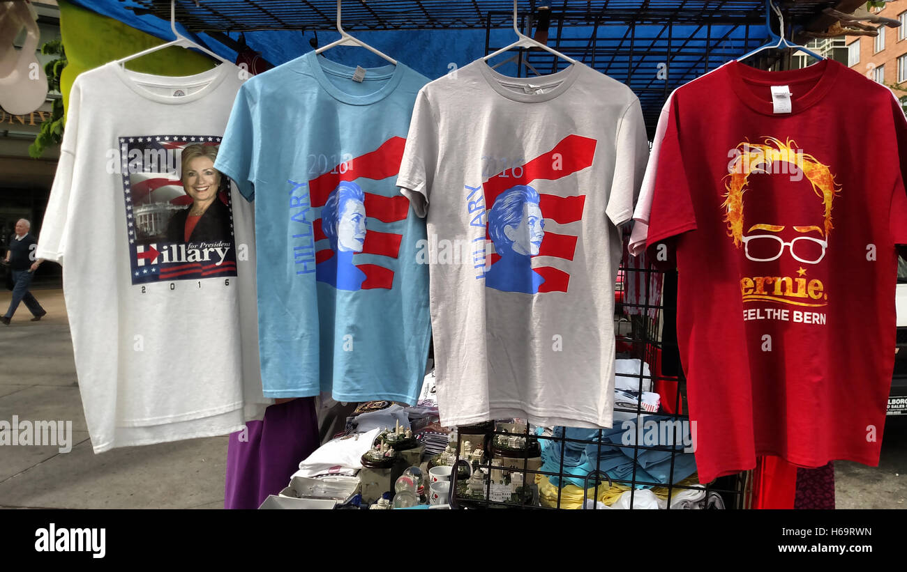 Straßenhändler verkauft t-Shirts mit Bildern von Hillary Clinton und Bernie Sanders Stockfoto