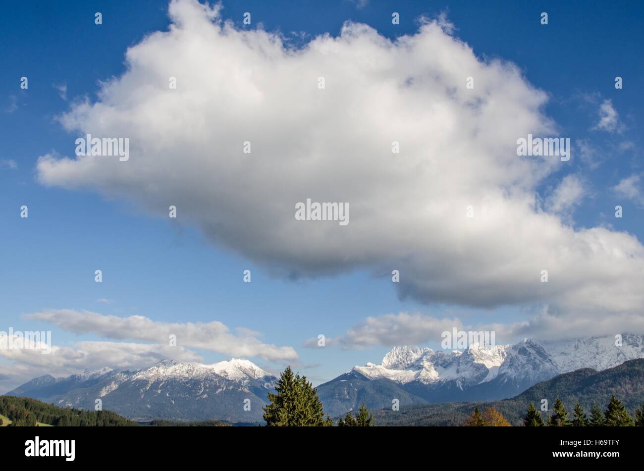 Die Gebirgskette Karwendel, Karwendel, auch einfach genannt gehört zu den nördlichen Kalkalpen und liegt größtenteils auf Tiroler Gebiet, Stockfoto