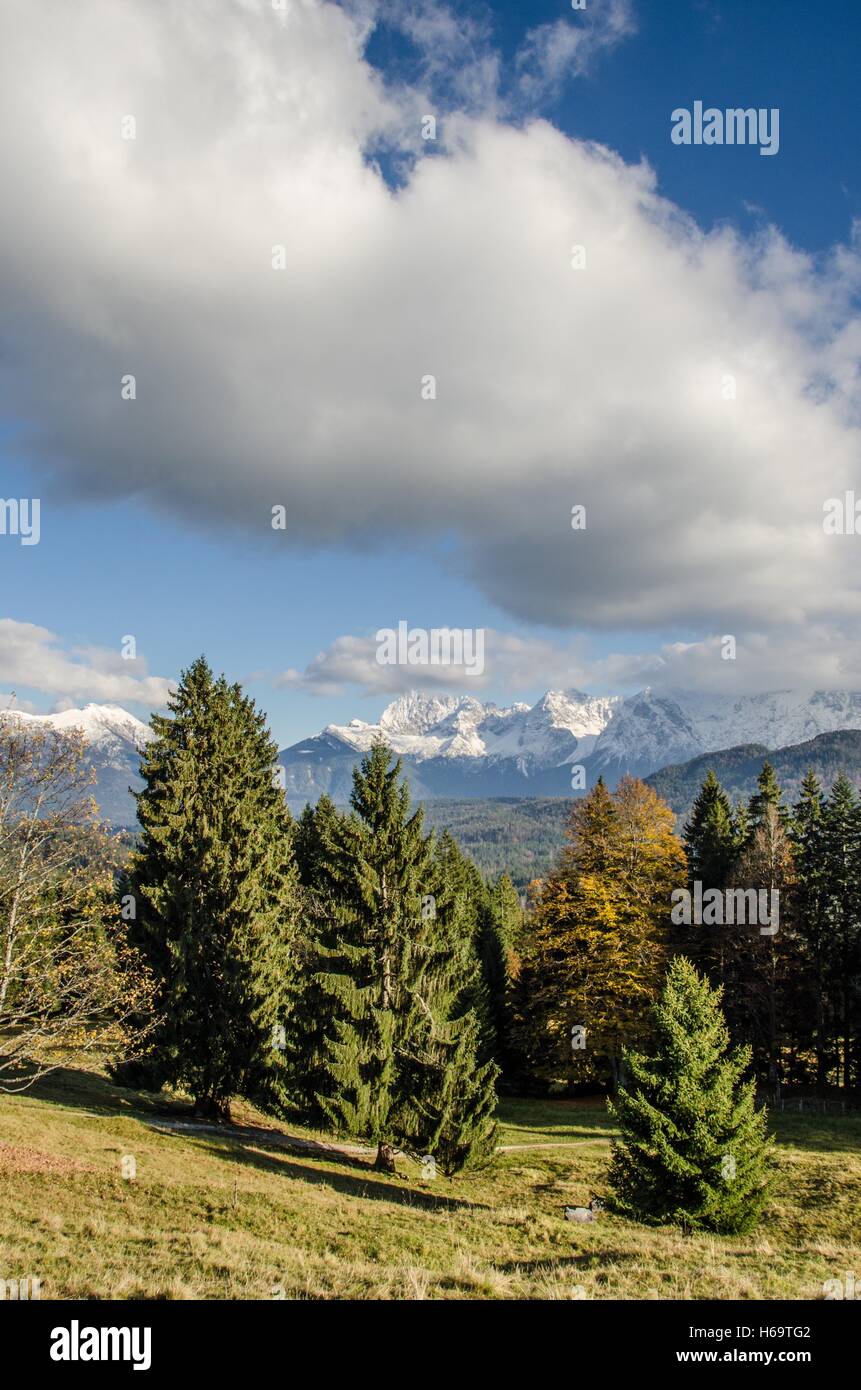 Die Gebirgskette Karwendel, Karwendel, auch einfach genannt gehört zu den nördlichen Kalkalpen und liegt größtenteils auf Tiroler Gebiet, Stockfoto