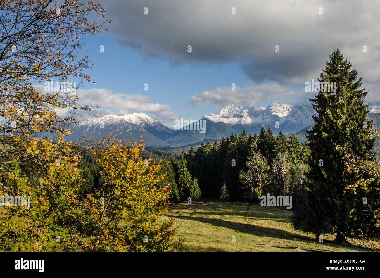 Die Gebirgskette Karwendel, Karwendel, auch einfach genannt gehört zu den nördlichen Kalkalpen und liegt größtenteils auf Tiroler Gebiet, Stockfoto
