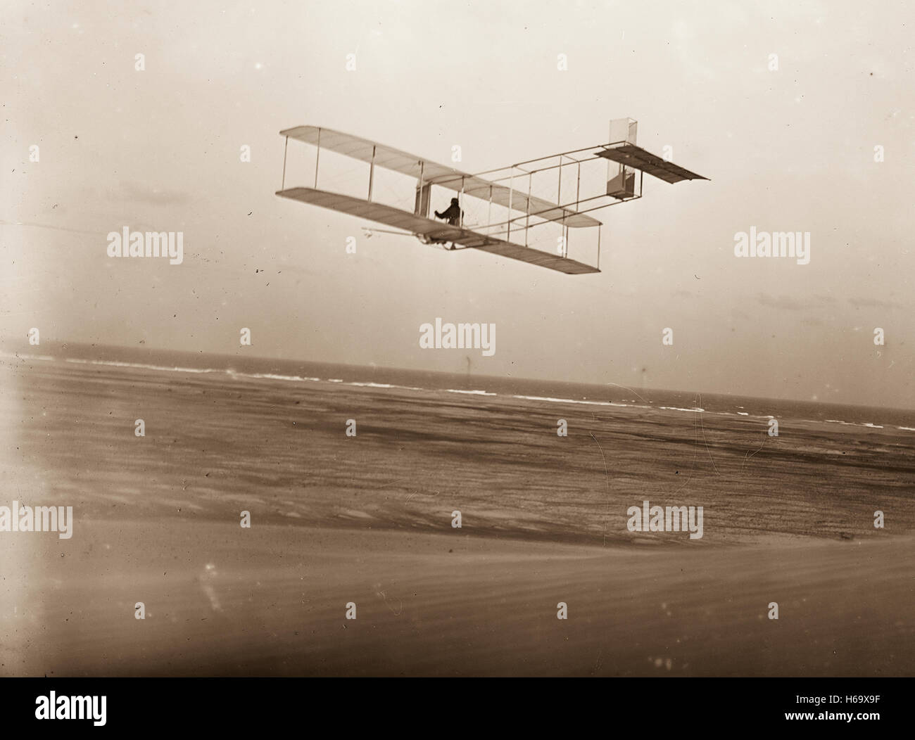 Linken hinteren Dreiviertelansicht der Gleitschirm im Flug in Kitty Hawk, North Carolina. Stockfoto