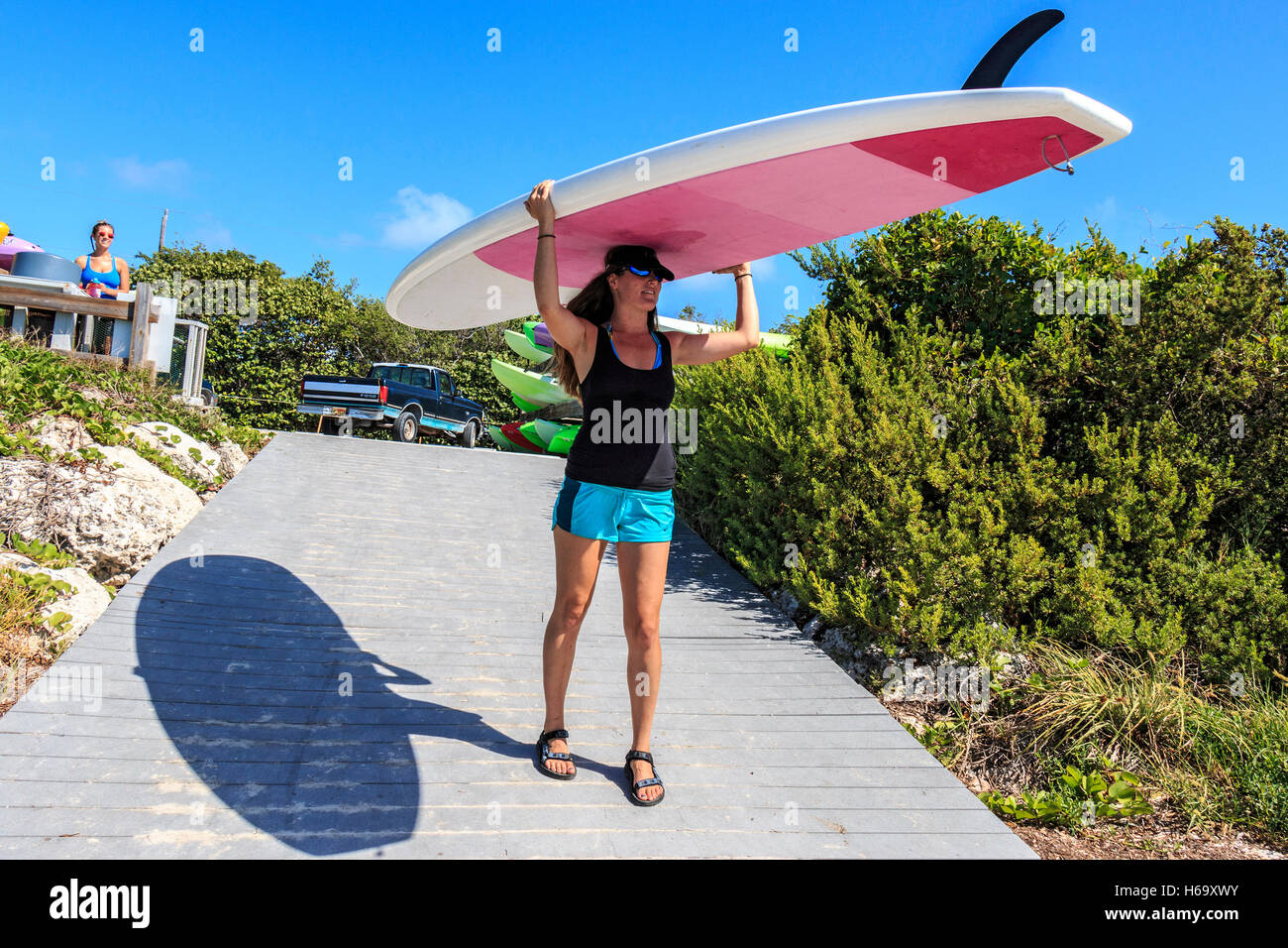 Stehen Sie auf, Paddle boarding mit Sarah und Allison Gelassenheit Eco Therapie im Bahia Honda State Park in den Florida Keys. Stockfoto