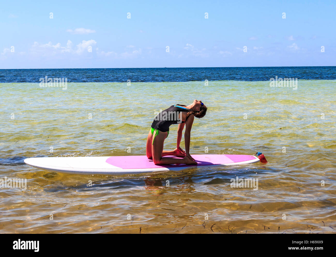 Yoga am Stand up Paddle Board, lehrte an der Bahia Honda State Park entlang der Florida Keys durch Gelassenheit Eco Therapie. Stockfoto