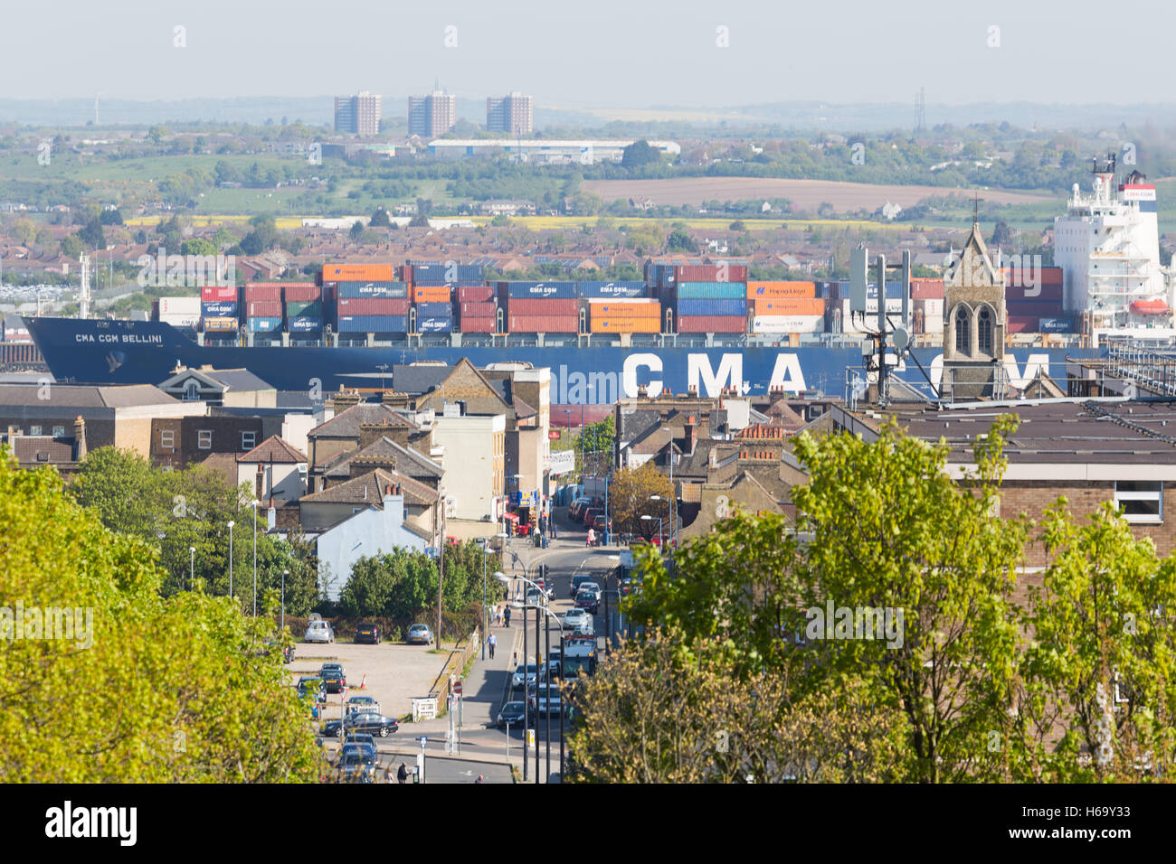 Containerschiff übergibt Gravesend, Kent Stockfoto